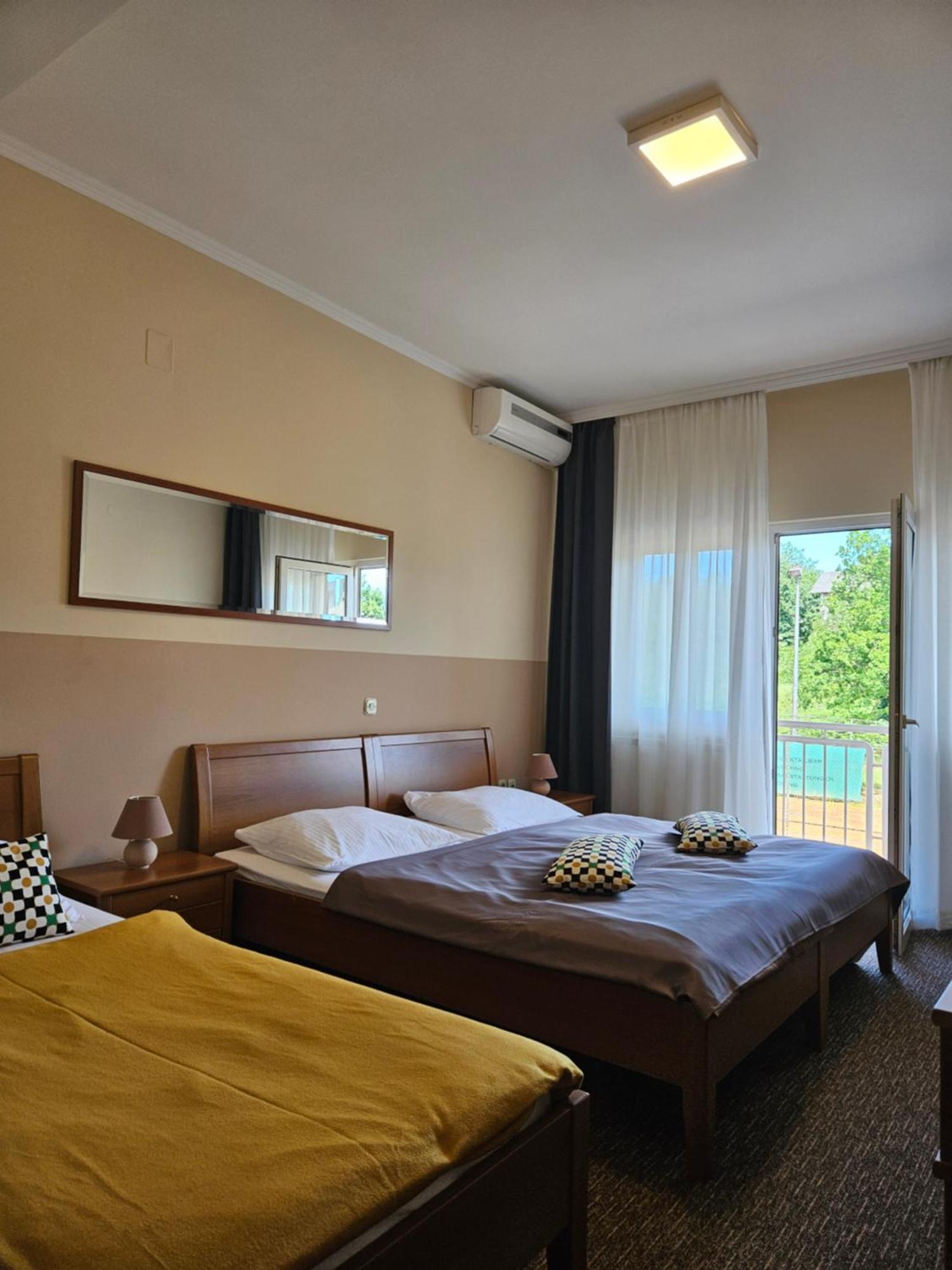 Bed&Breakfast Restaurant DP Donji Zvecaj Extérieur photo
